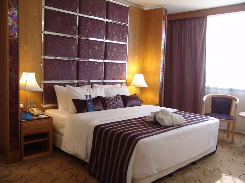 Radisson Blu Resort, Sharjah Eksteriør bilde A bedroom in a hotel