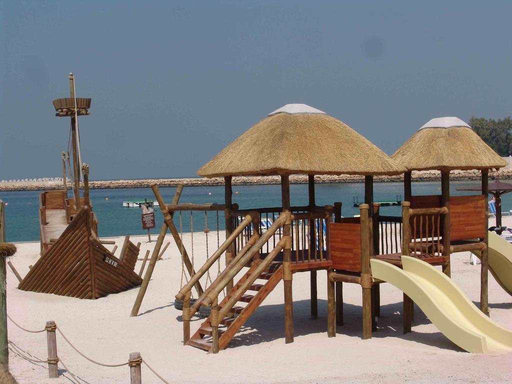 Radisson Blu Resort, Sharjah Eksteriør bilde Playground at the beach