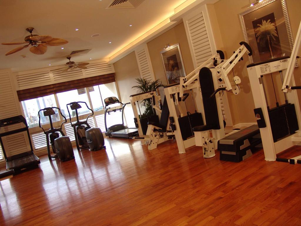 Radisson Blu Resort, Sharjah Fasiliteter bilde A gym at a hotel
