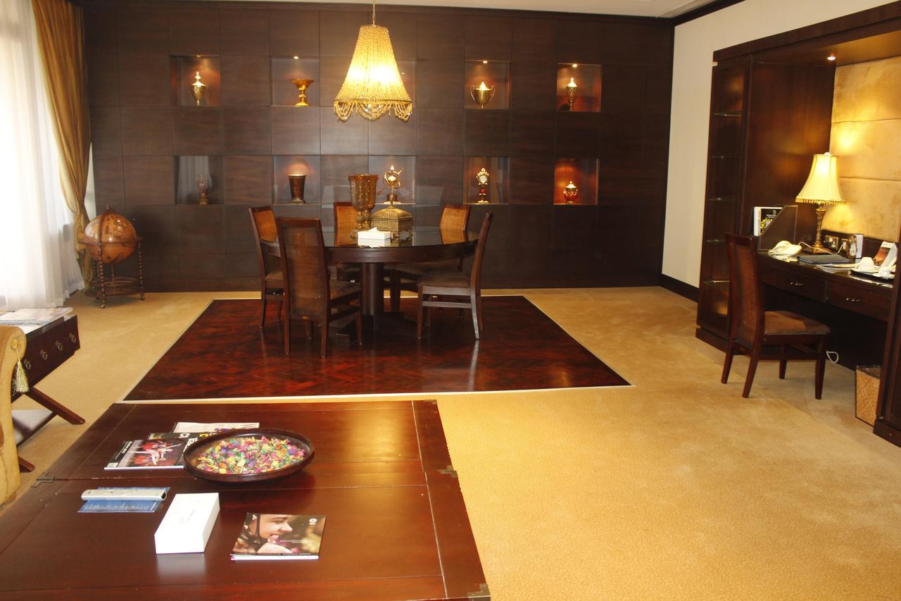 Radisson Blu Resort, Sharjah Eksteriør bilde A suite at the Ritz-Carlton, Dubai