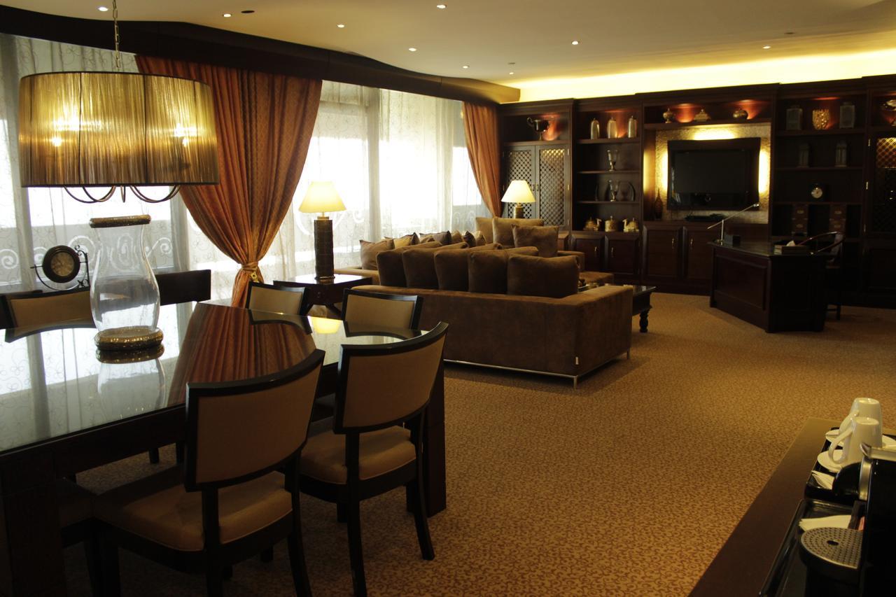 Radisson Blu Resort, Sharjah Eksteriør bilde The interior of a suite at the airport