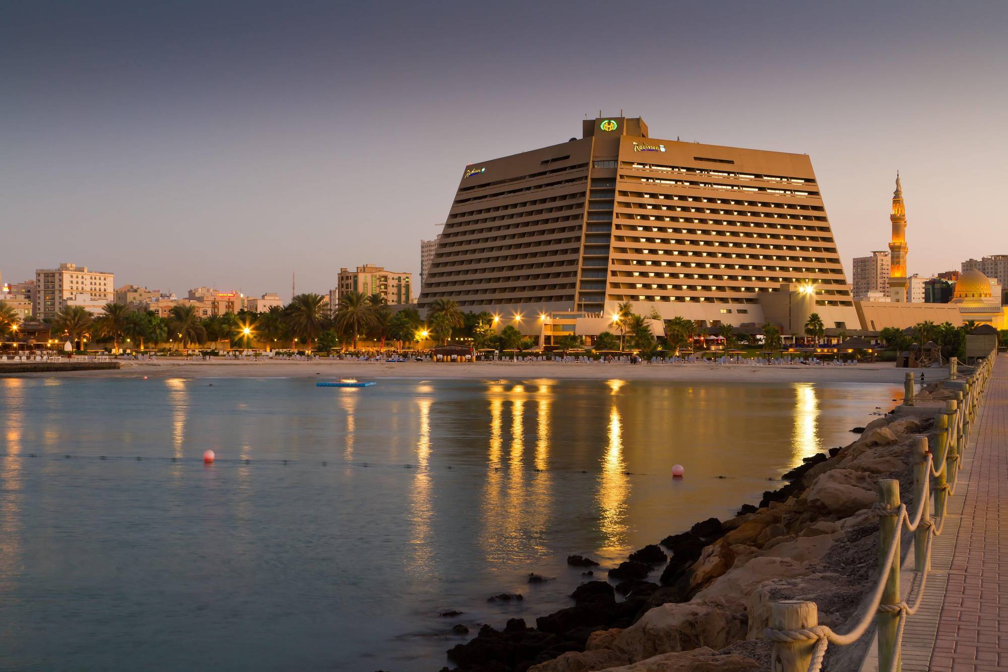 Radisson Blu Resort, Sharjah Eksteriør bilde The Crowne Plaza Hotel in Muharrak