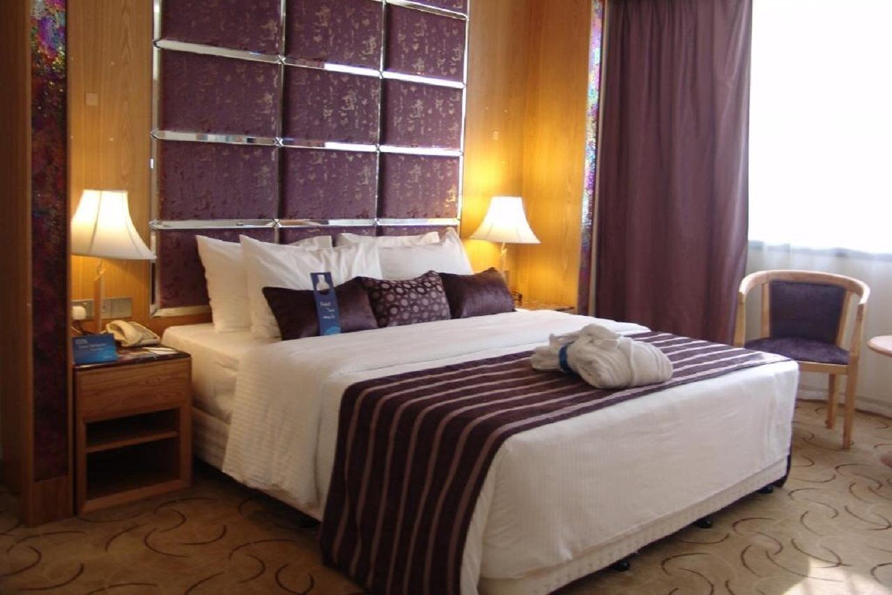 Radisson Blu Resort, Sharjah Eksteriør bilde A bedroom in a hotel