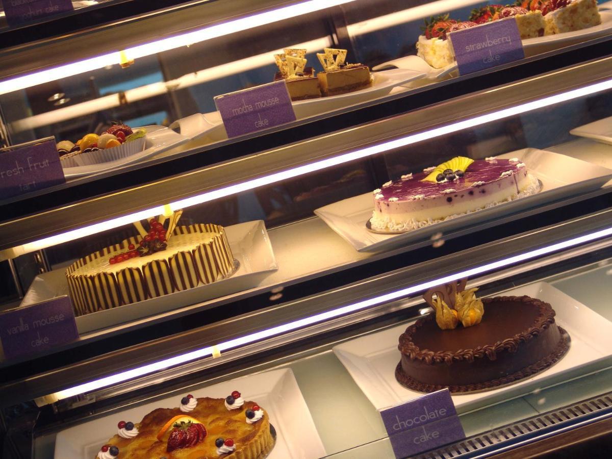 Radisson Blu Resort, Sharjah Eksteriør bilde Cakes in a display case