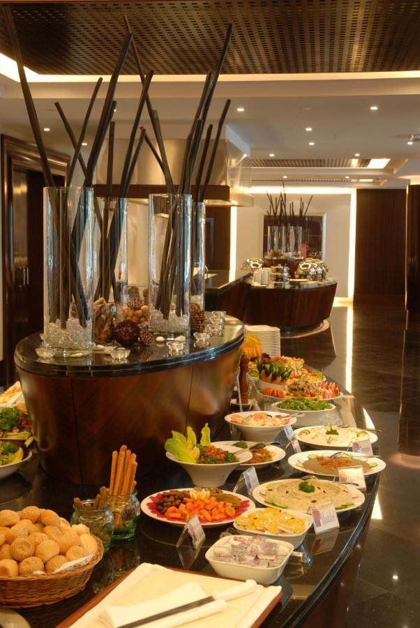 Radisson Blu Resort, Sharjah Eksteriør bilde A buffet at a hotel