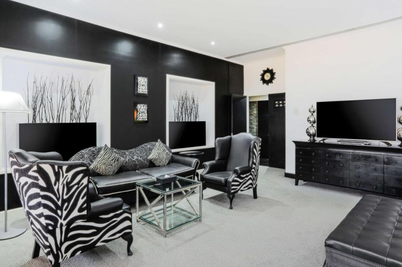 Radisson Blu Resort, Sharjah Eksteriør bilde A living room with zebra print furniture