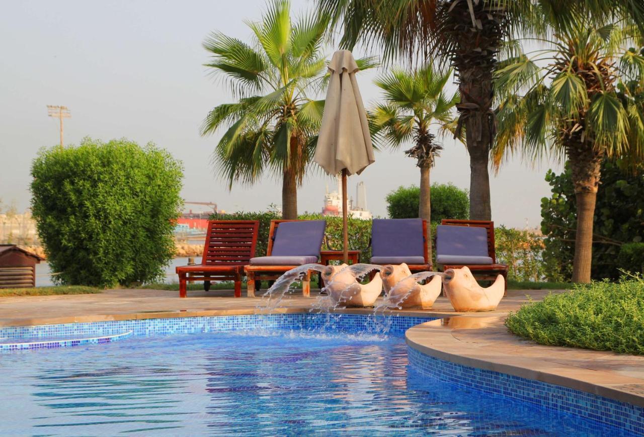 Radisson Blu Resort, Sharjah Eksteriør bilde The pool at the hotel