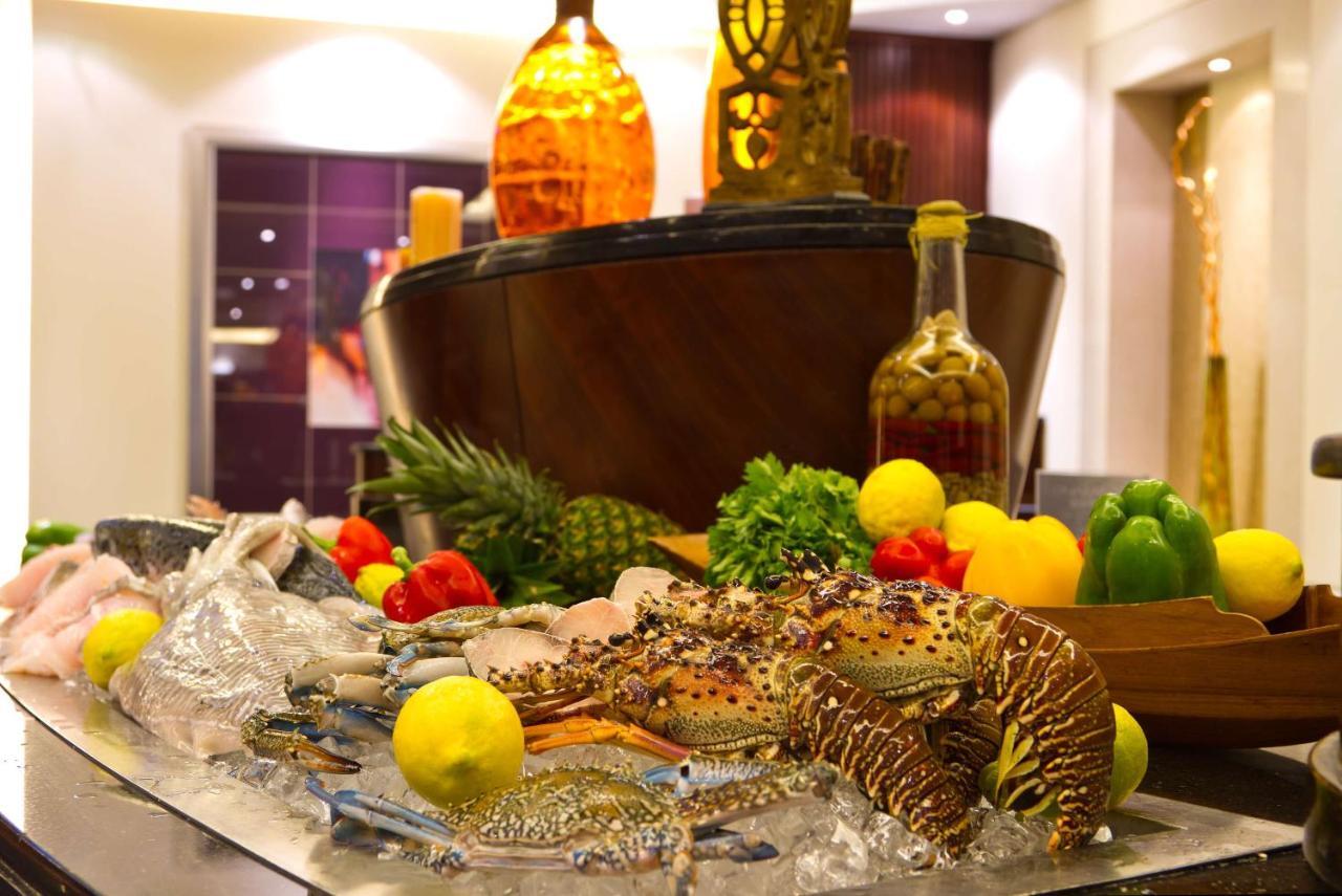 Radisson Blu Resort, Sharjah Eksteriør bilde A seafood buffet