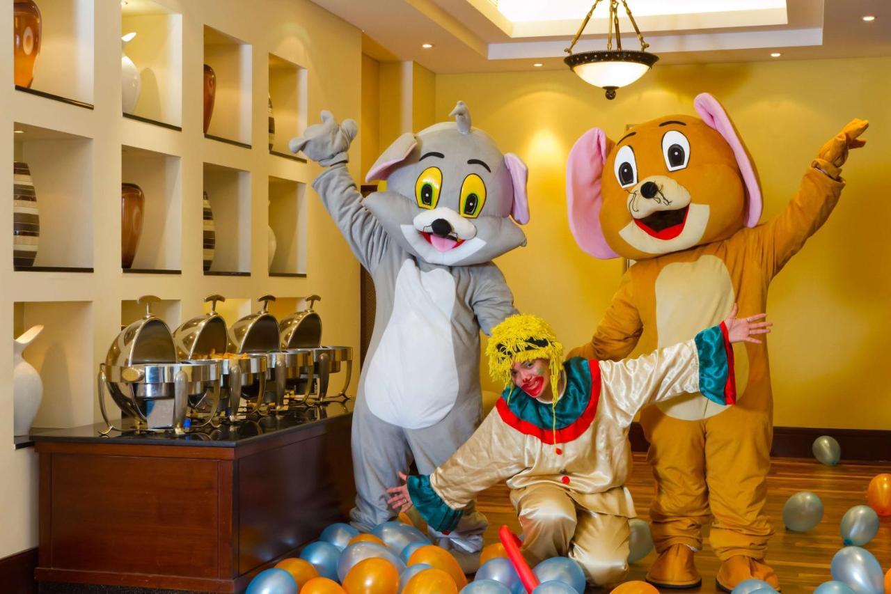 Radisson Blu Resort, Sharjah Eksteriør bilde Tom and Jerry at a party