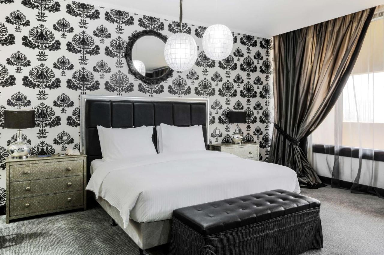 Radisson Blu Resort, Sharjah Eksteriør bilde A bedroom with damask wallpaper