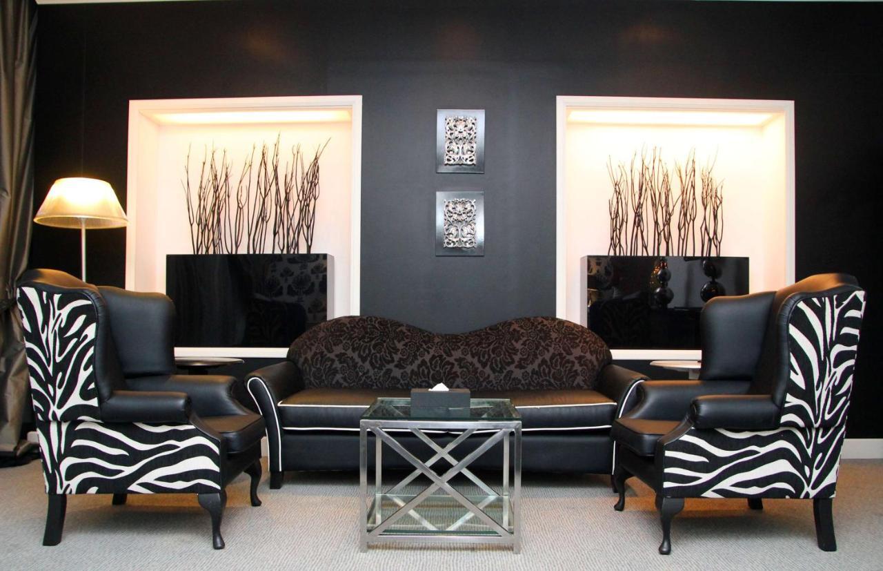 Radisson Blu Resort, Sharjah Eksteriør bilde Zebra print furniture